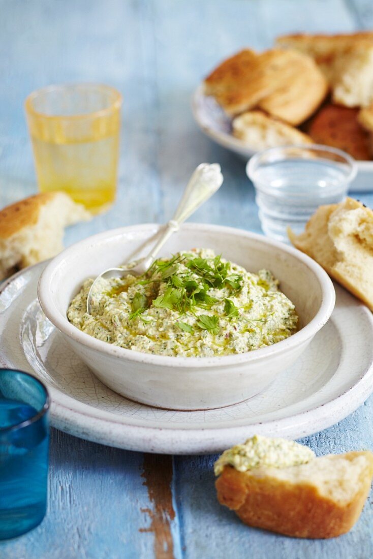 Parsley and dill hommus with sesame seed bread