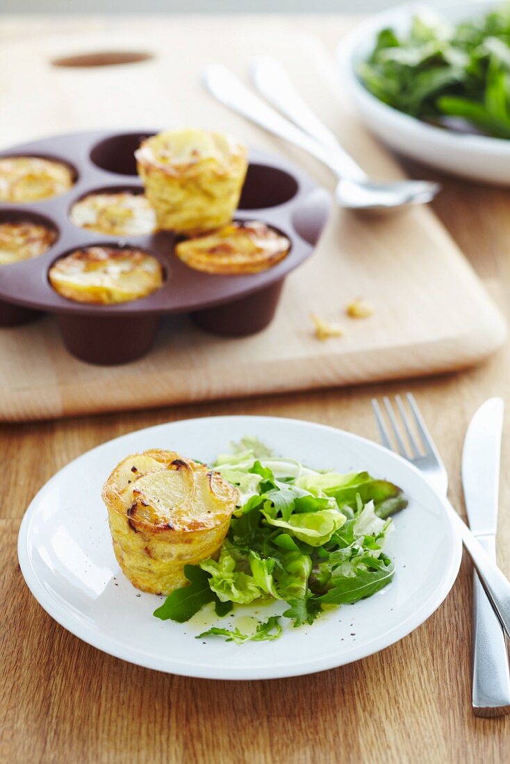 Gestapelte kleine Kartoffelrösti mit Blattsalat