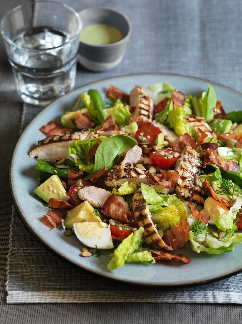 Cobb salad with grilled chicken, eggs, avocado and bacon (USA)