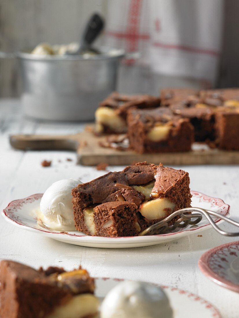 Chocolate and apple slices with pine nuts