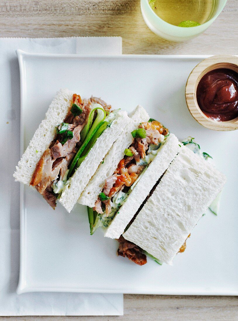 Sandwiches mit Pekingente und Gurke