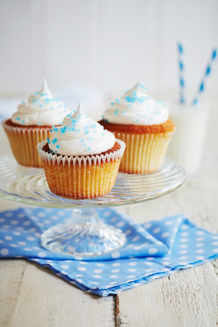 Cupcakes mit weißem Zuckerguss und blauem Zucker