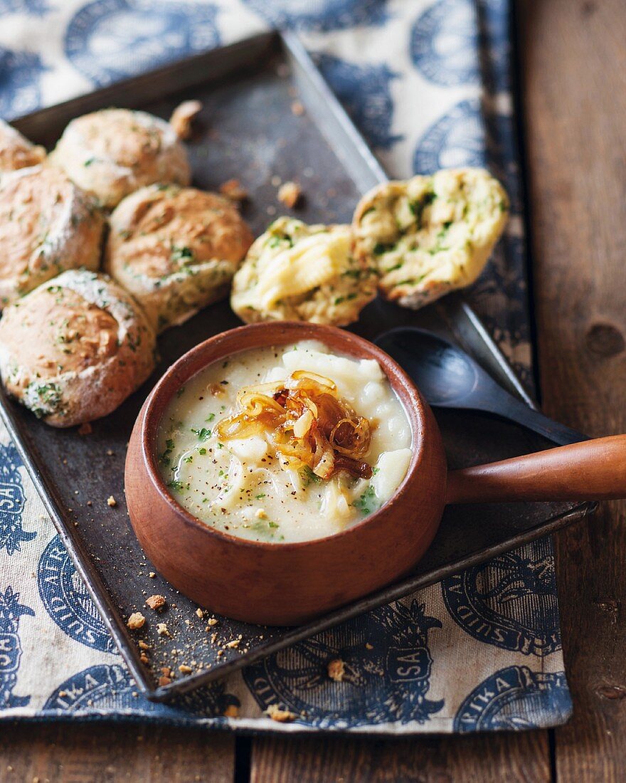 Cremige Kartoffelsuppe mit Zwiebeln, dazu Kräuterscones