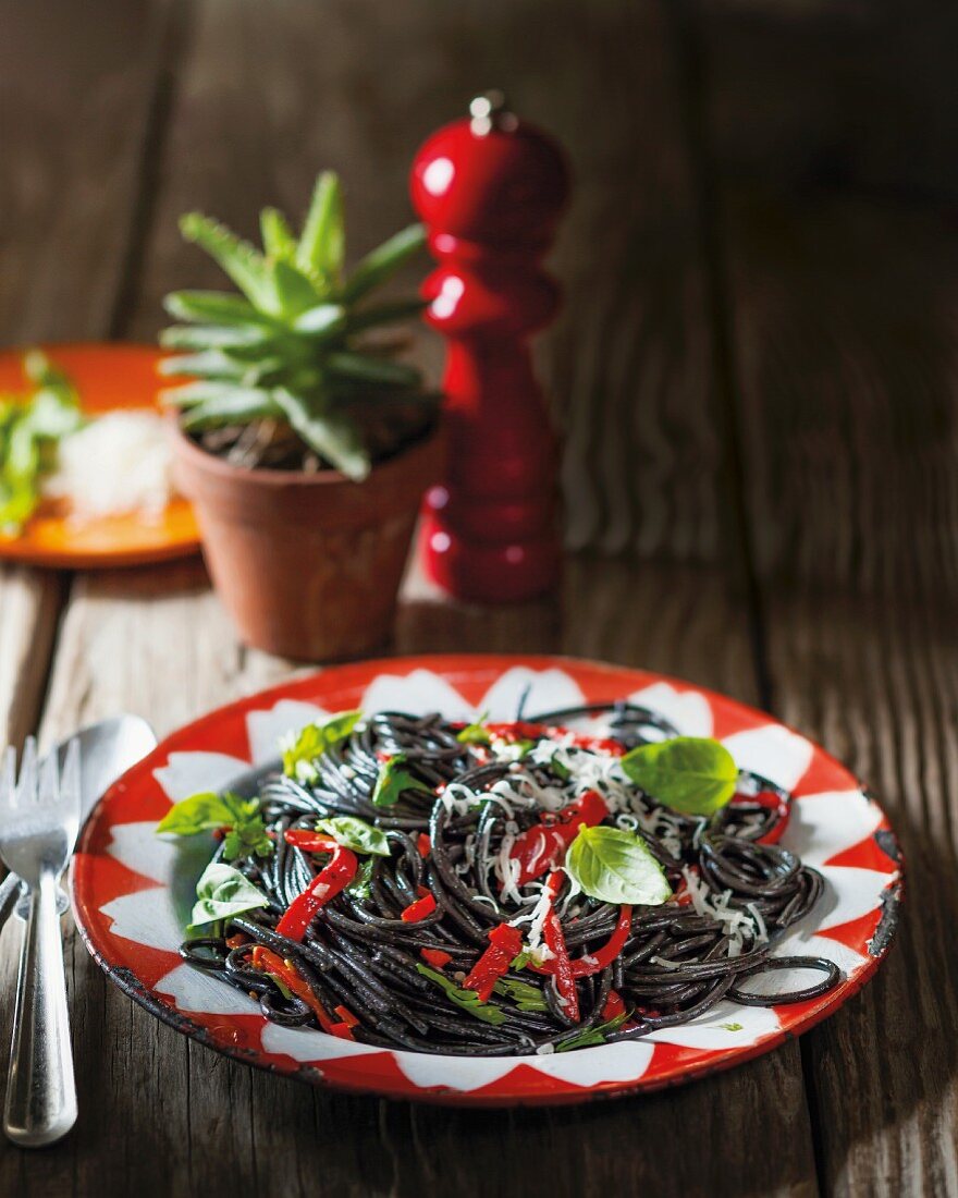 Pasta al nero di seppia con peperoncino (Sepianudeln mit Chili, Italien)