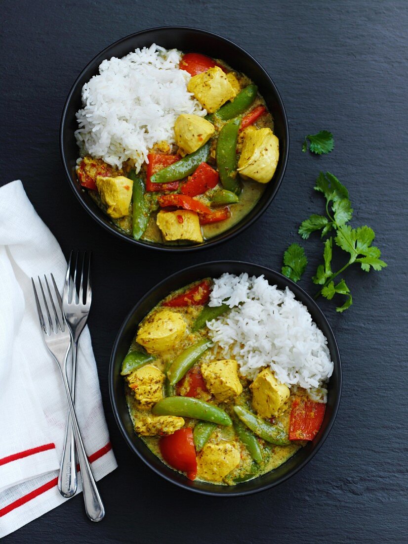 Chicken curry with mange tout, peppers and rice