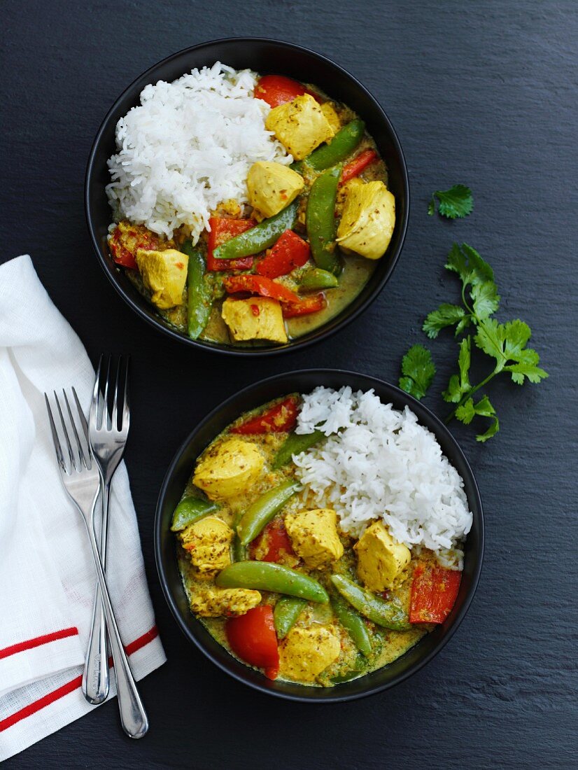 Hähnchencurry mit Zuckerschoten, Paprika und Reis