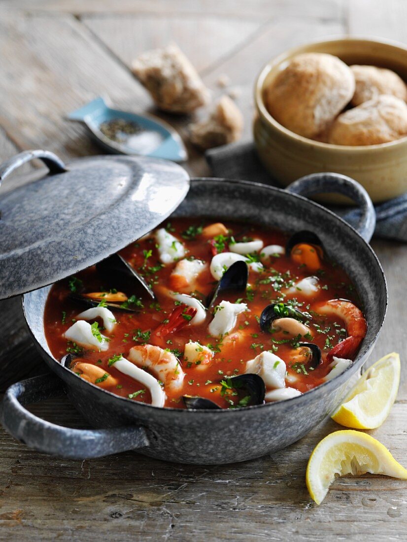 Fischsuppe mit Tomaten, Garnelen und Miesmuscheln