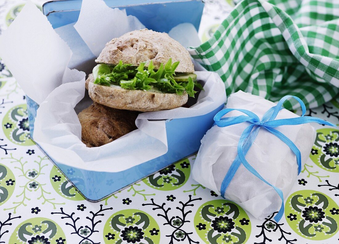 Weizenbrötchen mit Salat und Käse in Lunchbox