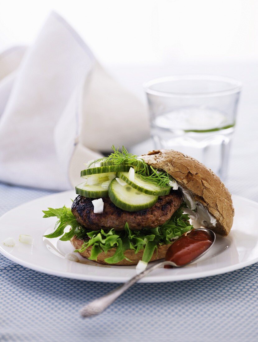 Hamburger mit Gurken und Ketchup