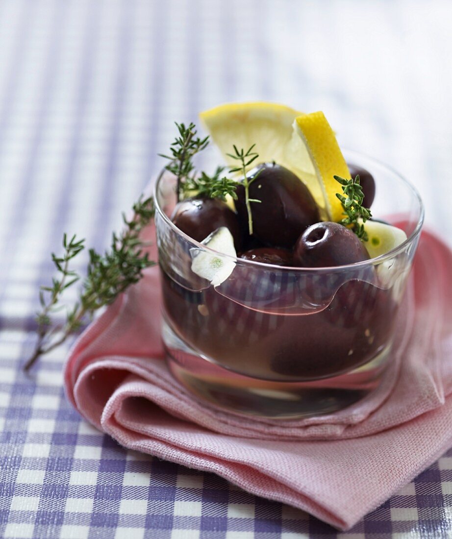 Marinierte schwarze Oliven mit Thymian, Knoblauch und Zitronen