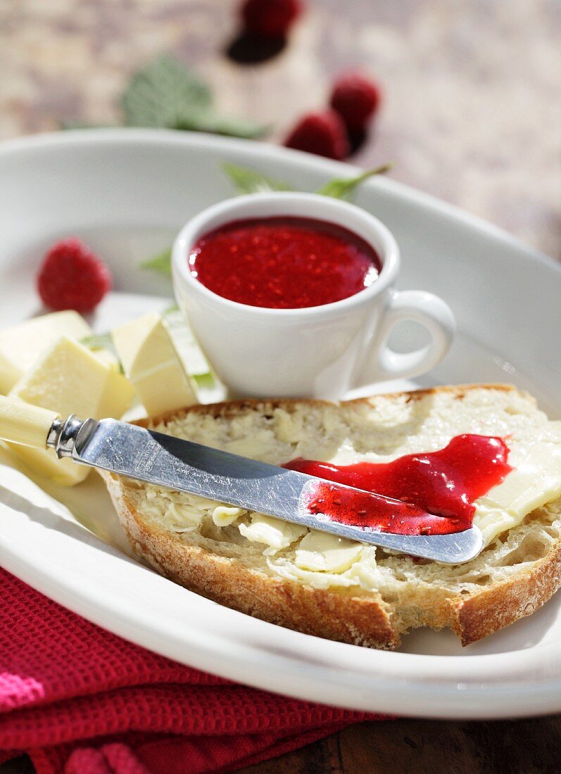 Raw stirred raspberry jam