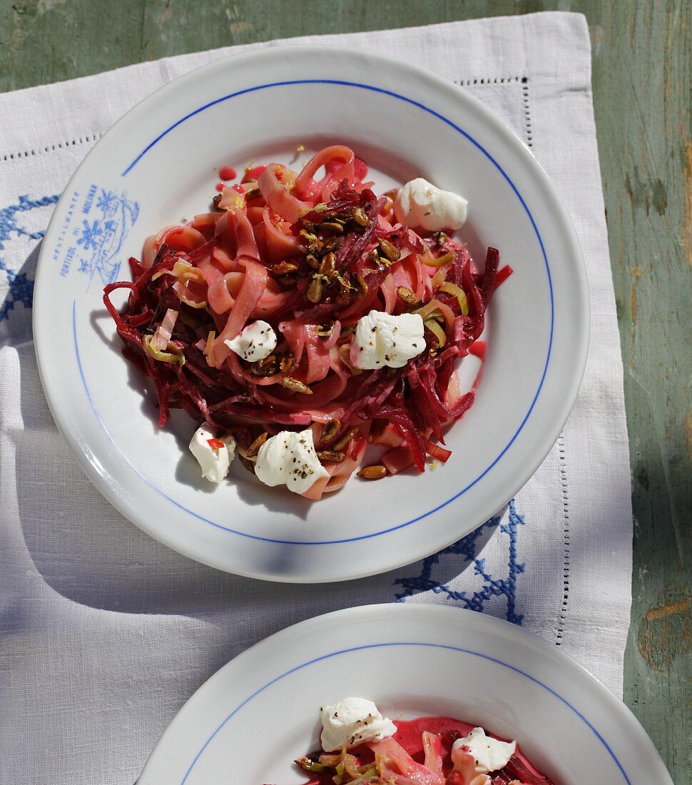 Tagliatelle mit Roter Bete, Lauch und Ziegenfrischkäse