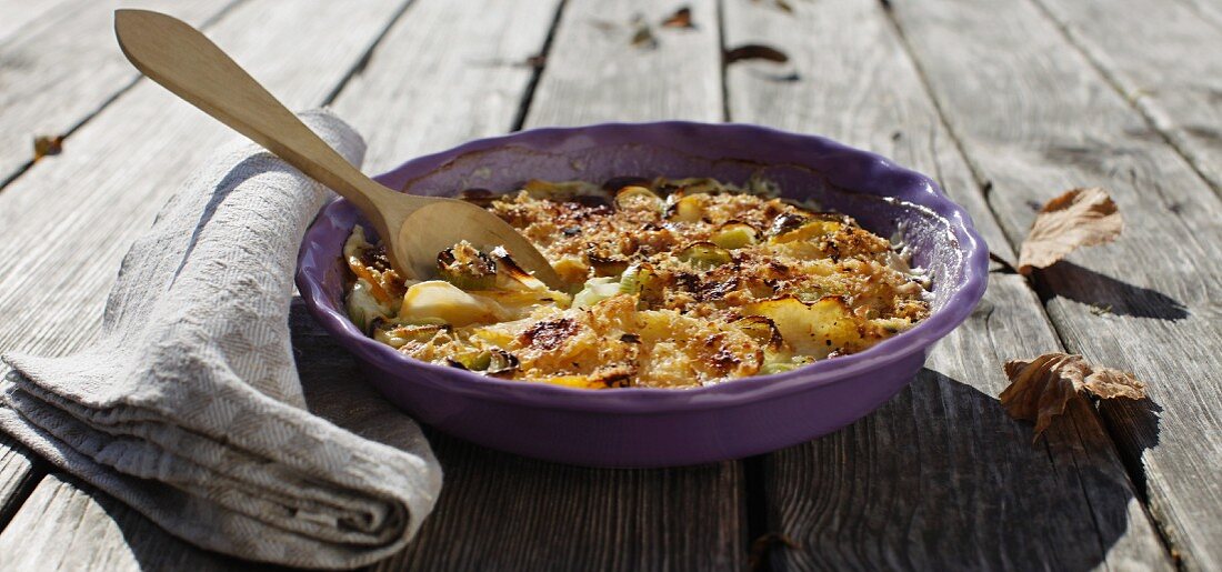 Würziges Steckrübengratin mit Chili-Bröseln