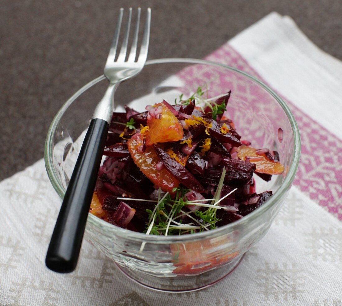 Winterlicher Rote-Bete-Salat mit Orangen und roten Zwiebeln