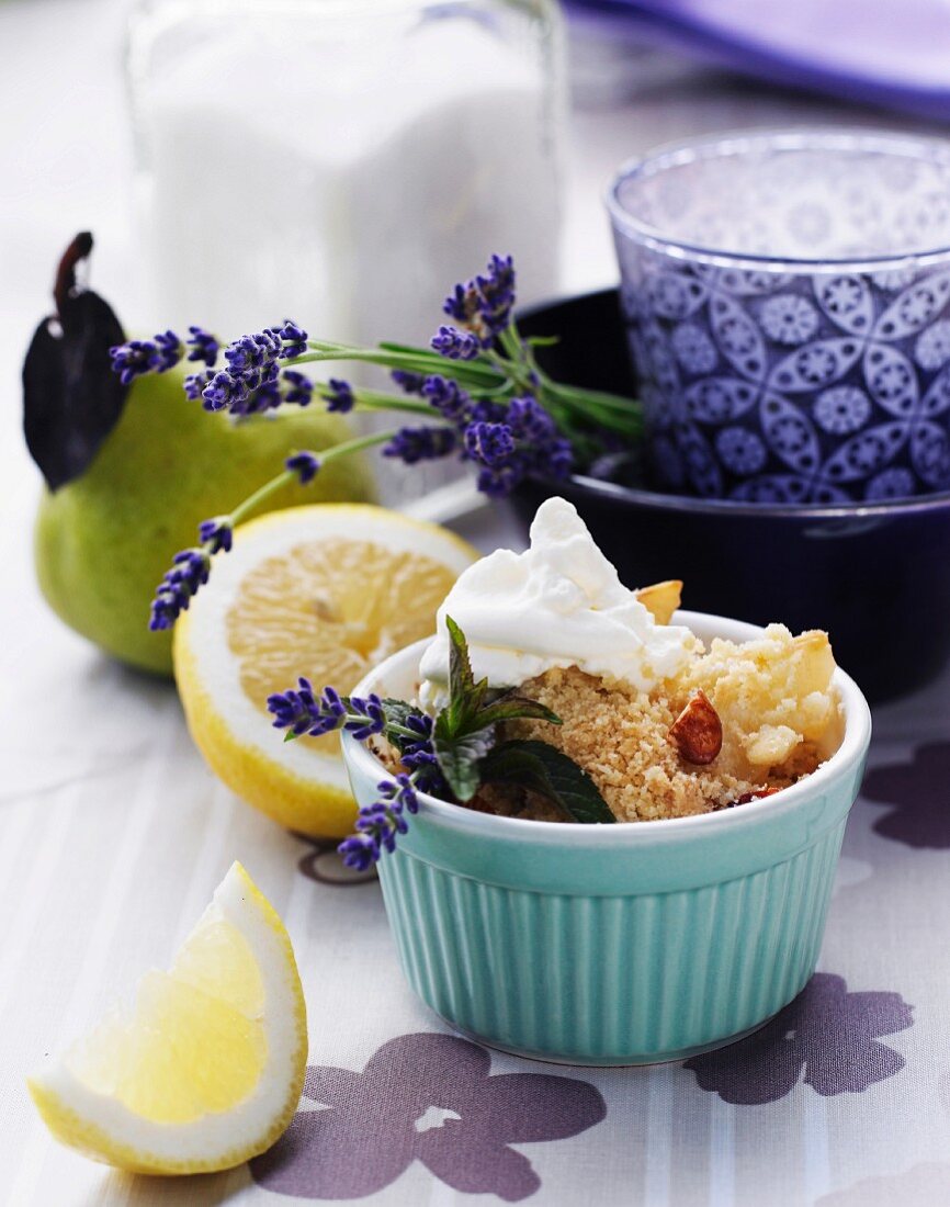 Birnen-Crumble mit Lavendel und Nüssen