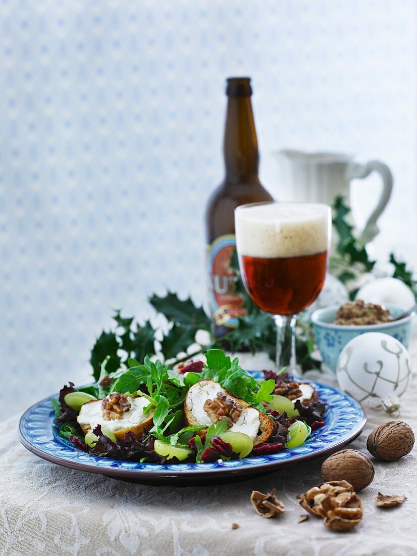 Winterlicher Salat mit Käse-Walnuss-Crostini und Trauben