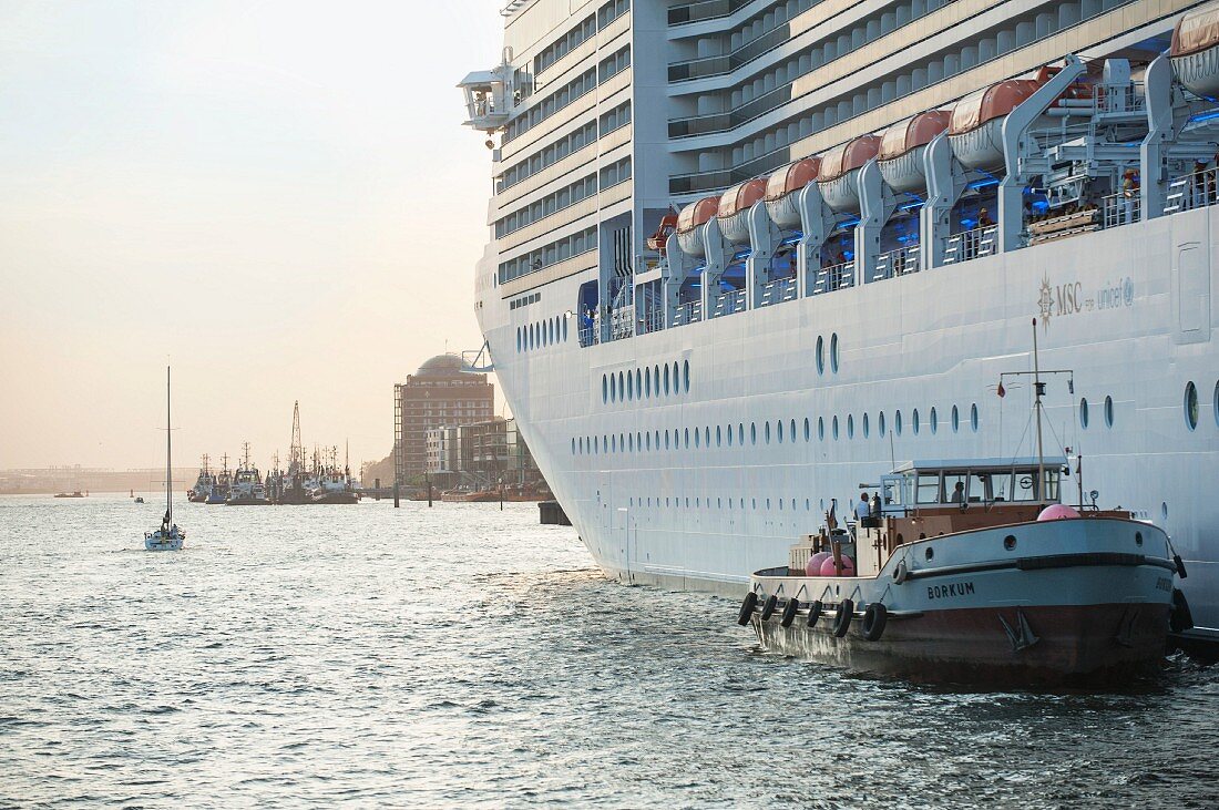 Hamburger Hafen: ein Kreuzfahrtschiff am Anleger Docklands, Blick auf die Elbe in Richtung Övelgönne