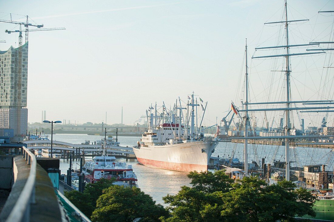 Hamburger Hafen: Blick auf Rickmer Rickmers, Cap San Diego und Elbphilharmonie von der U-Bahn Brücke Landungsbrücken aus