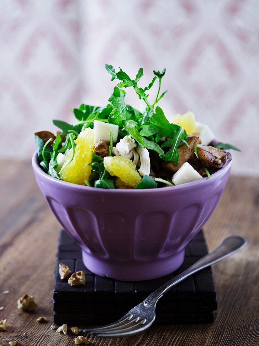 A mixed leaf salad with orange fillets, mushrooms and goat's cheese