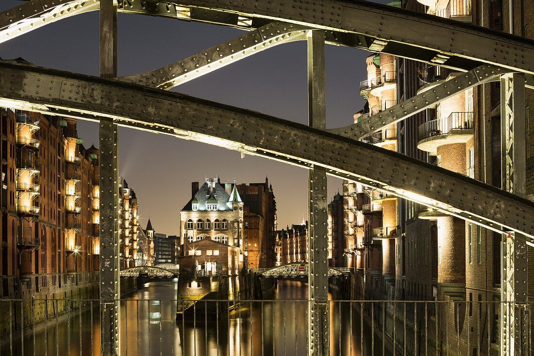 A view from the Poggenmühlenbrücke of the Wasserschloss Speicherstadt, between Wandrahmsflleet (r) and Holländischbrookfleet (l), Speicherstadt, Hansestadt Hamburg, Germany