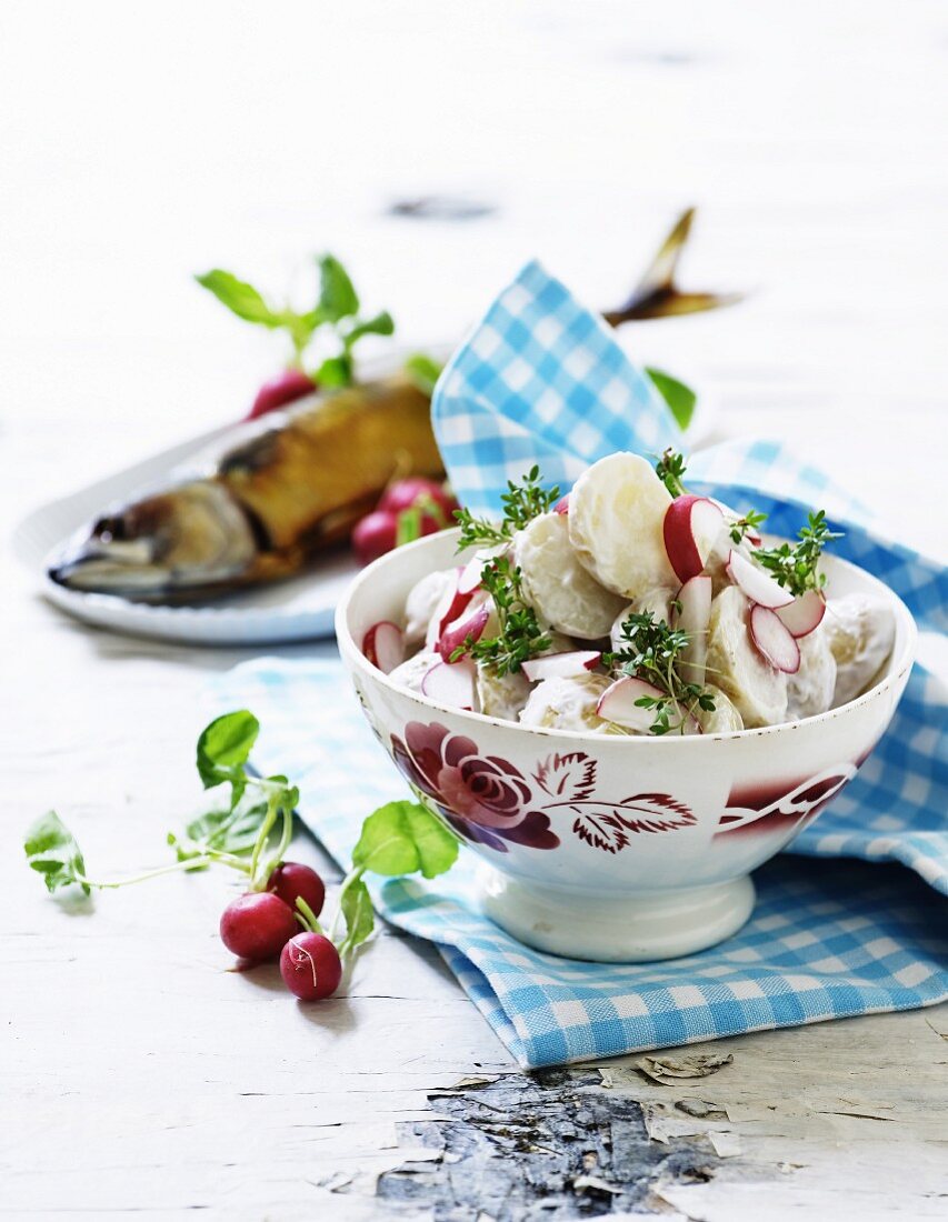 Kartoffelsalat mit Radieschen zu geräuchertem Fisch