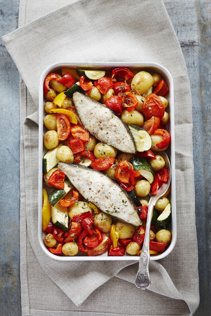 Gebackener Fisch mit Tomaten, Zucchini und roter und gelber Paprika