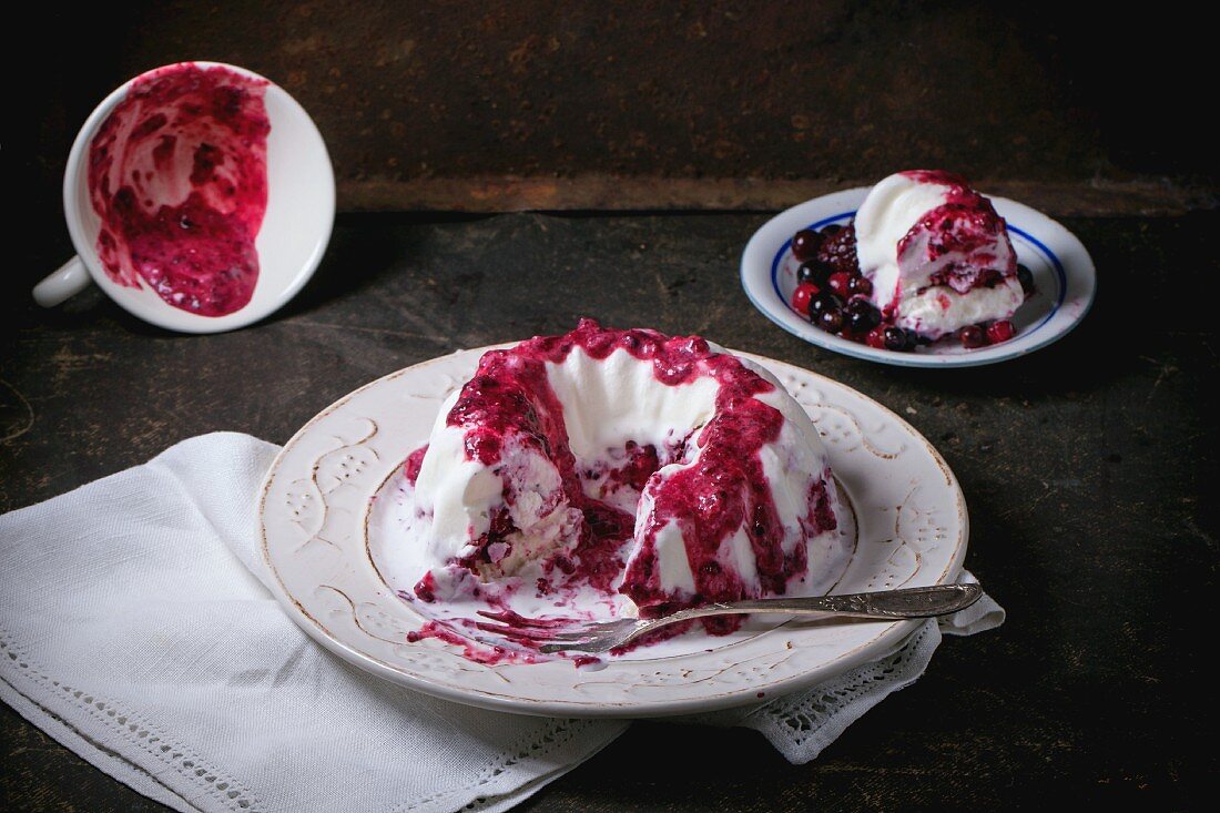 Angeschnittener Eiskuchen mit Beerensauce auf Vintage-Teller