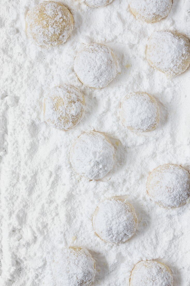 Snowball cookies with icing sugar