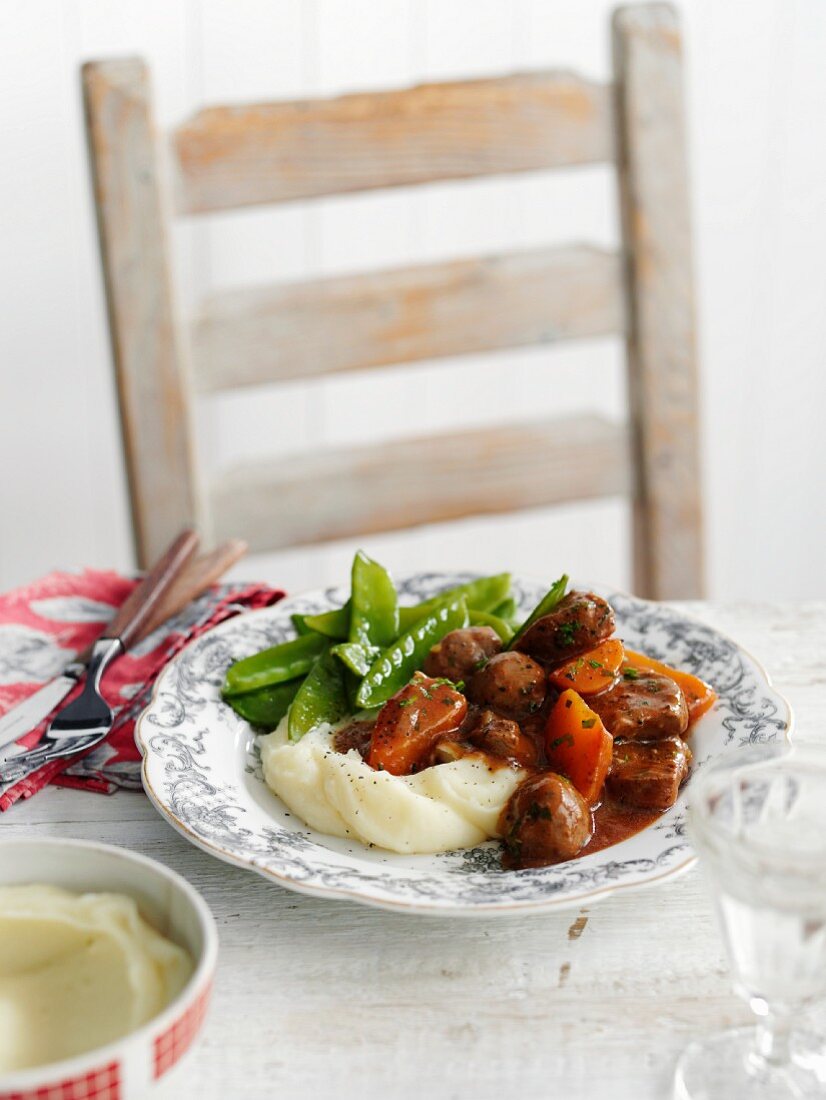 Beef and kidney stew with mashed potatoes and mange tout