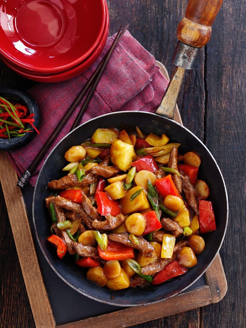 Sweet-and-sour beef with peppers and pineapple (Asia)