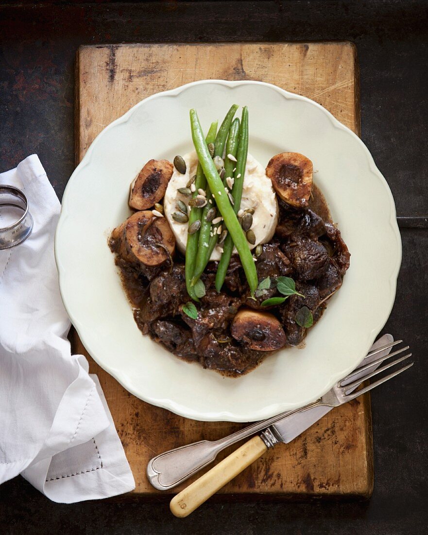 Ossobucco with cauliflower purée and green beans