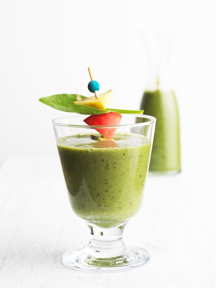 Spinach and pineapple smoothie with apple, hemp seeds and spirulina