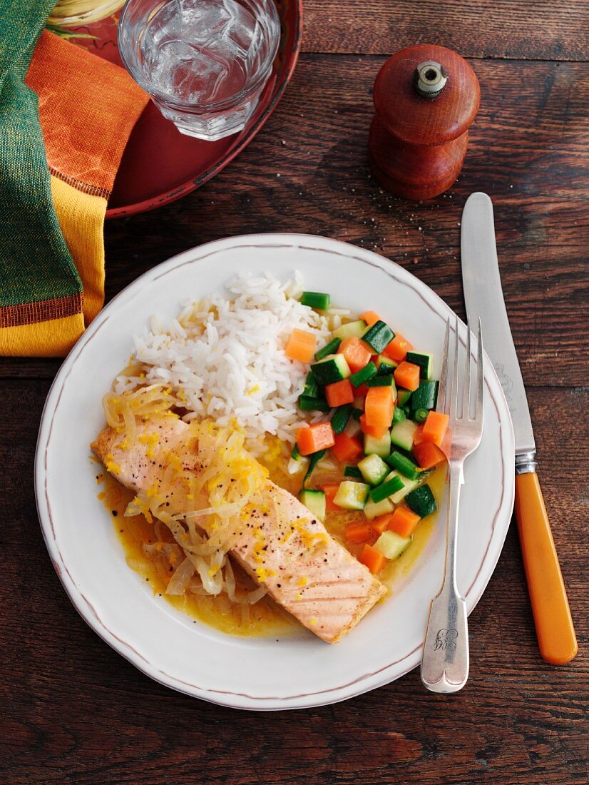 Lachs in Orangensauce mit Gemüse und Reis