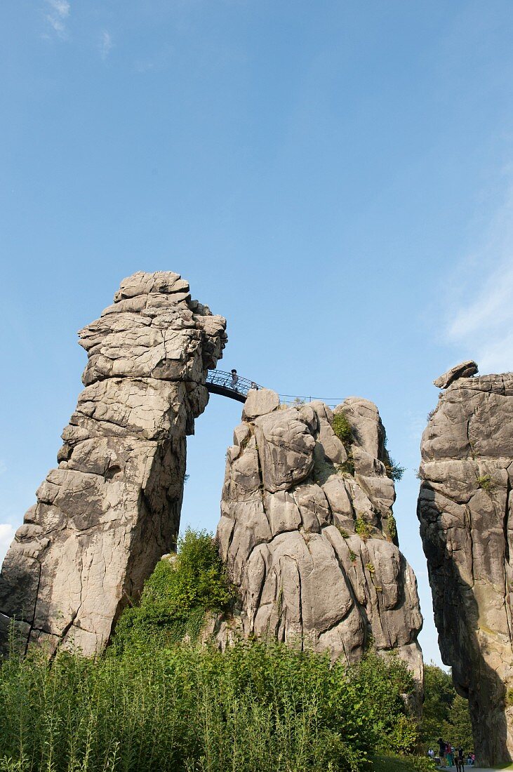 Externsteine: Die Gruppe aus fünf Felssäulen ragt bis zu 48 Meter hoch in den Himmel, Horn-Bad Meinberg, Ostwestfalen-Lippe