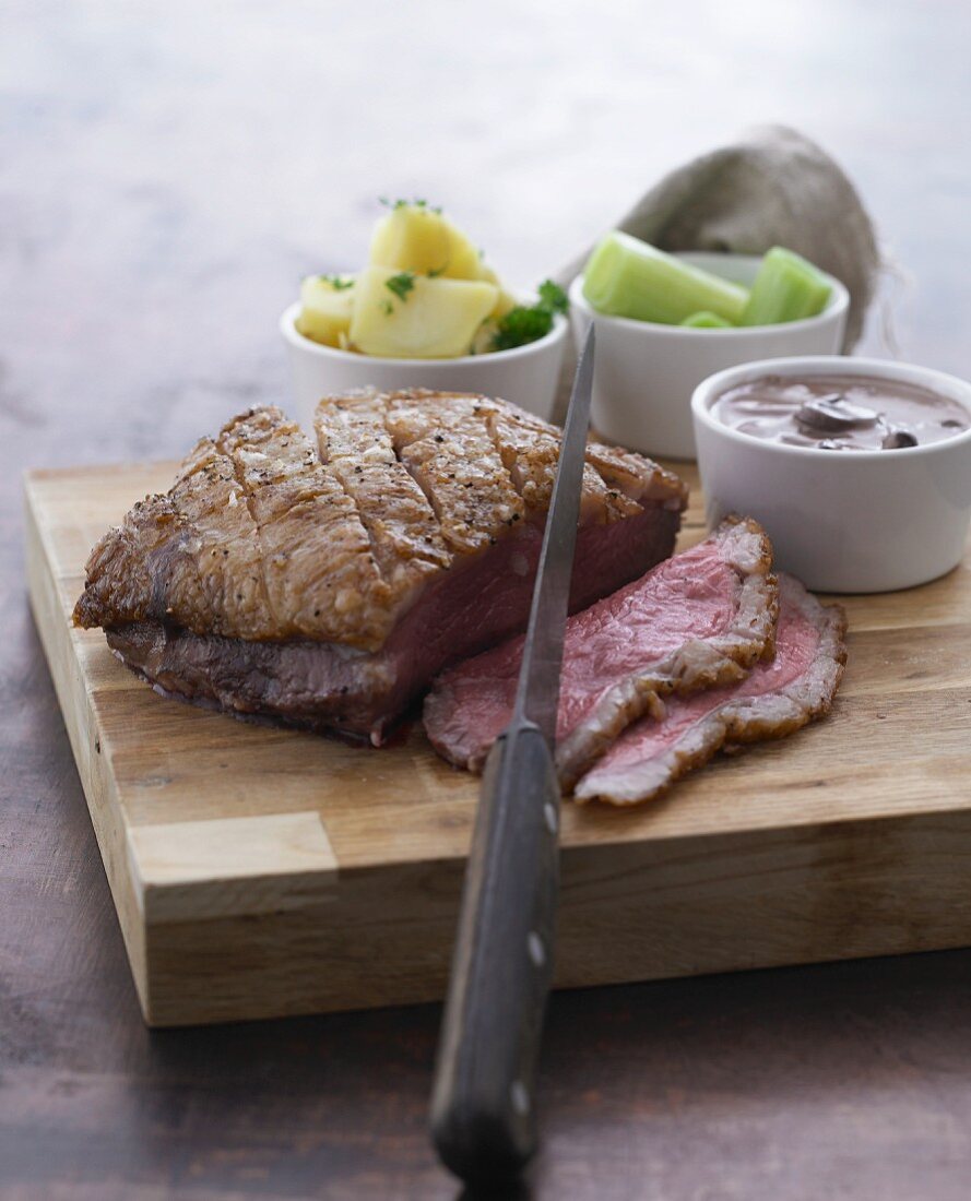 Roast beef with salted potatoes, leek and a mushroom sauce