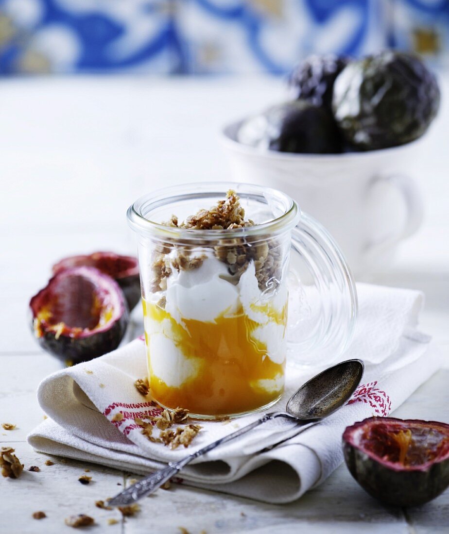 Joghurtcreme mit Honig, gerösteten Haferflocken und Passionsfrucht