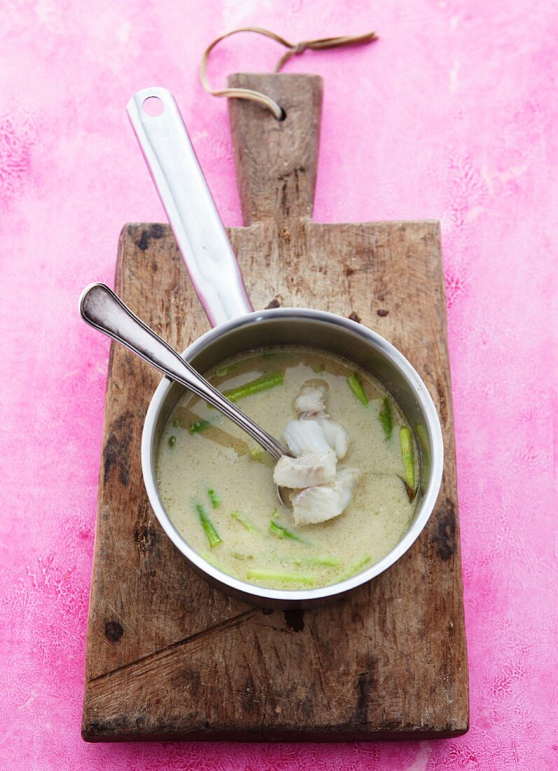 Asiatische Fischsuppe mit Spargel