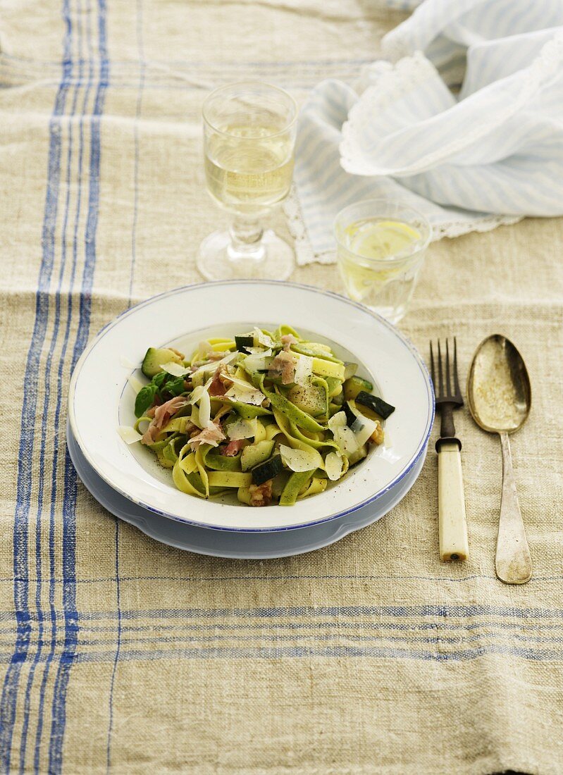 Bandnudeln in zwei Farben mit Zucchini, Parmaschinken und Parmesan