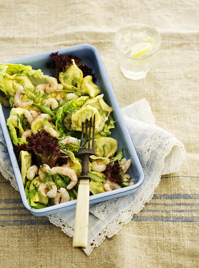 Tortellinisalat mit Garnelen, grünem Spargel, Blattsalaten und Dill