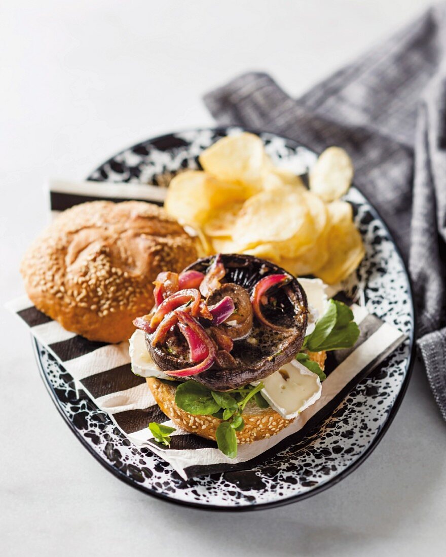 Sandwich mit Knoblauch-Pilz, Camembert und süß-sauren Zwiebeln