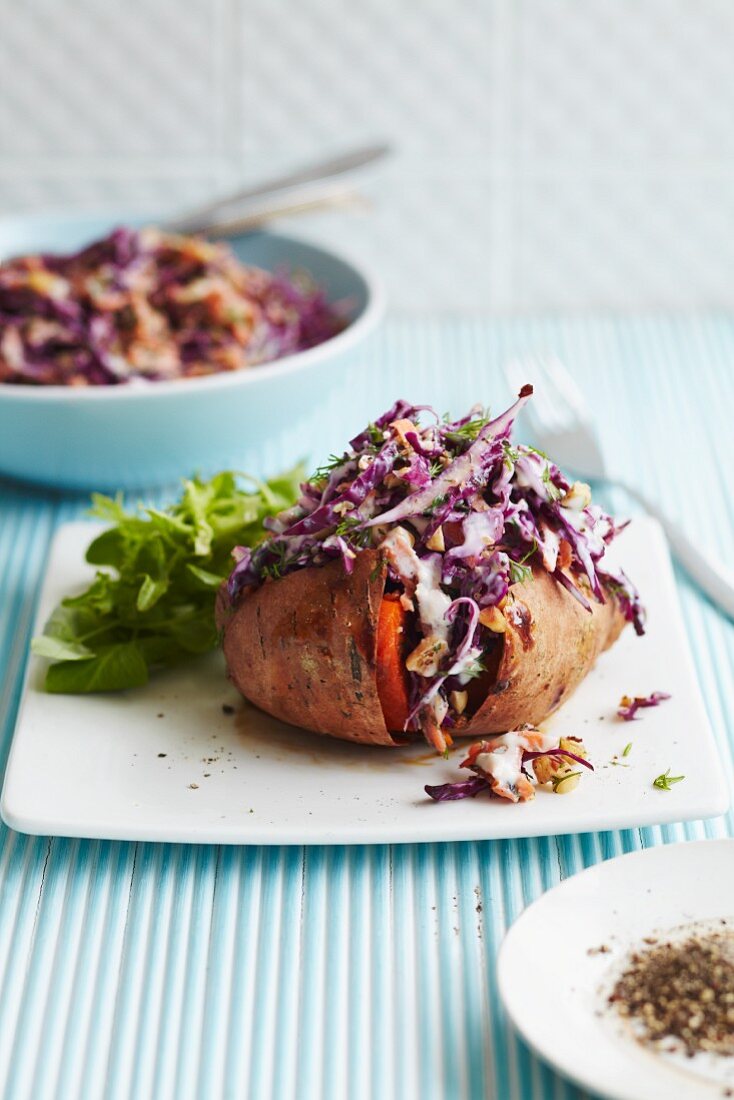 Süsskartoffel mit Rotkohlsalat