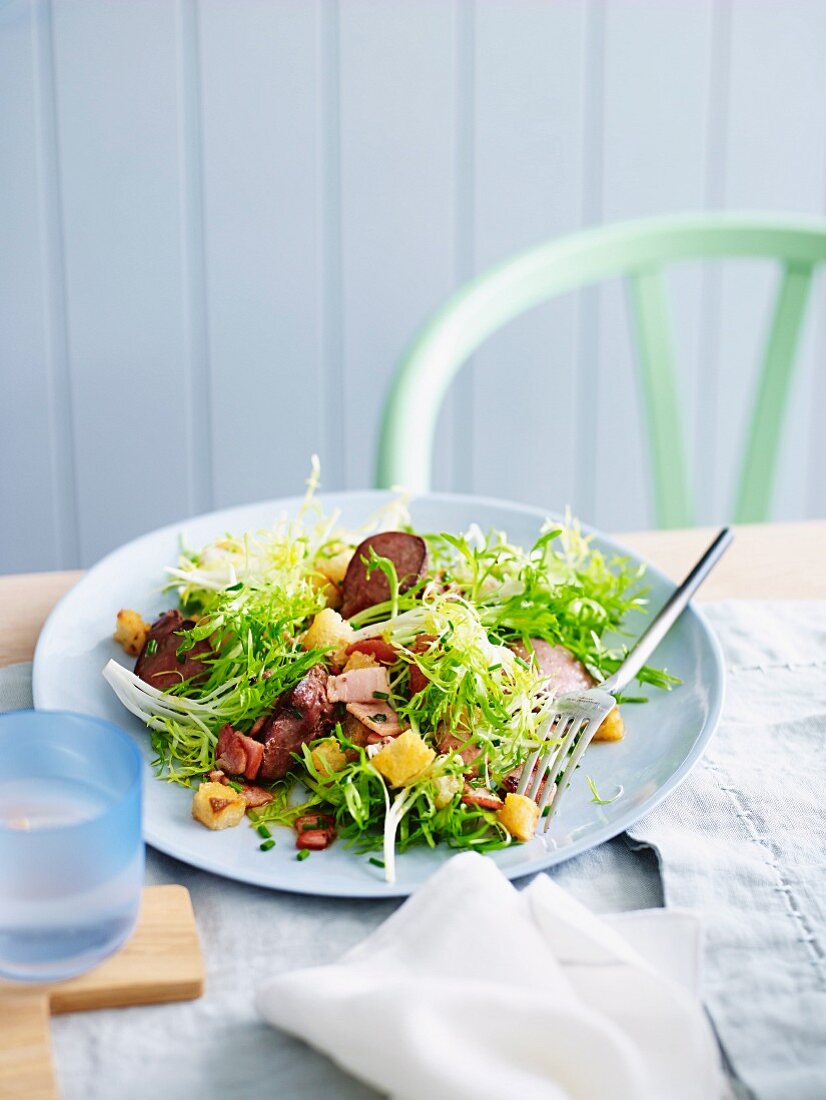 Salat mit Entenleber und Speck