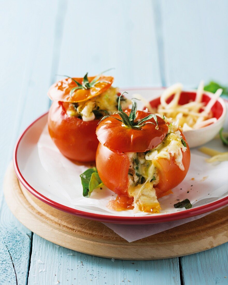 Gefüllte Tomaten mit Mozzarella und Basilikum