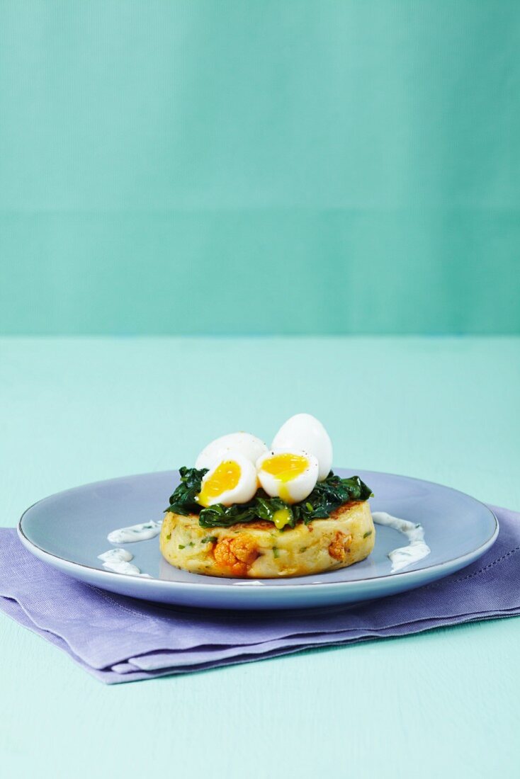 Gekochte Eier und Blattspinat auf English Muffin