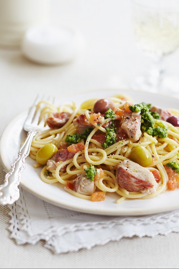 Spaghetti with ham, olives and basil pesto