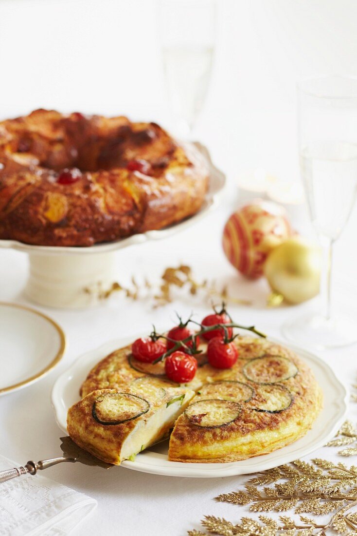 Frittata mit Käse, Zucchini und Tomaten, angeschnitten