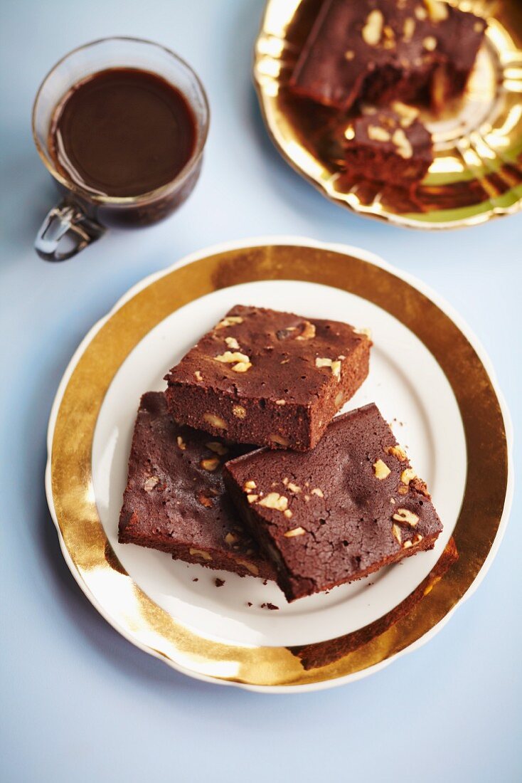 Brownies mit Walnüssen zu einem Glas heißer Schokolade