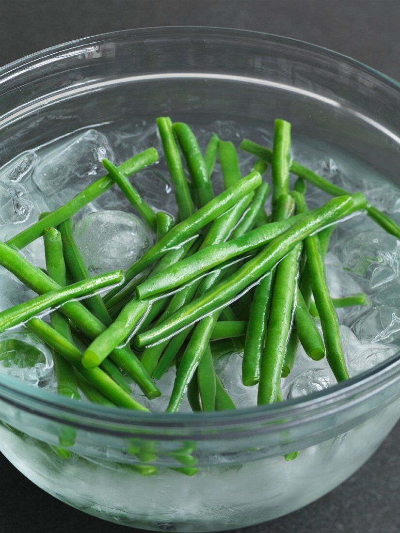 Blanchierte grüne Bohnen im Eiswasser