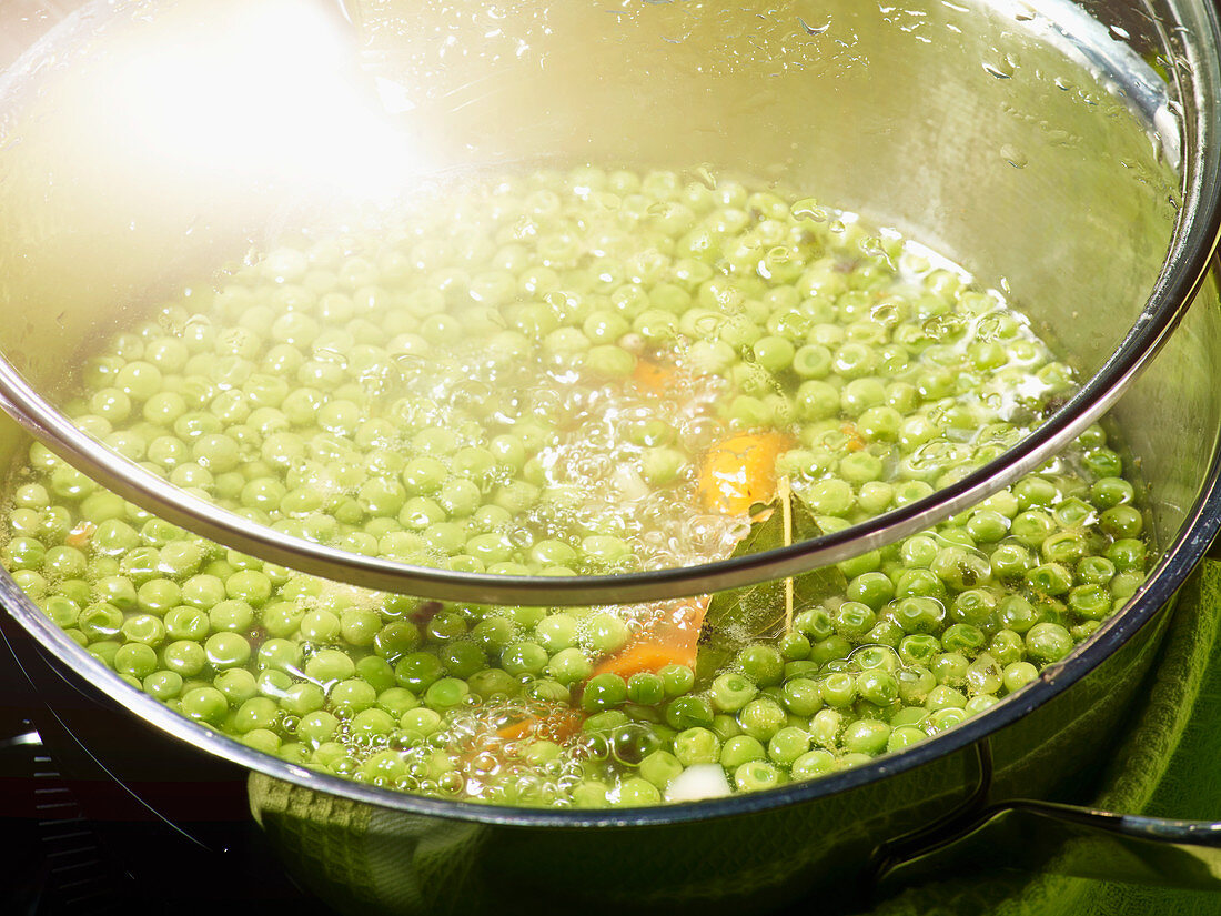 Erbsensuppe im Kochtopf