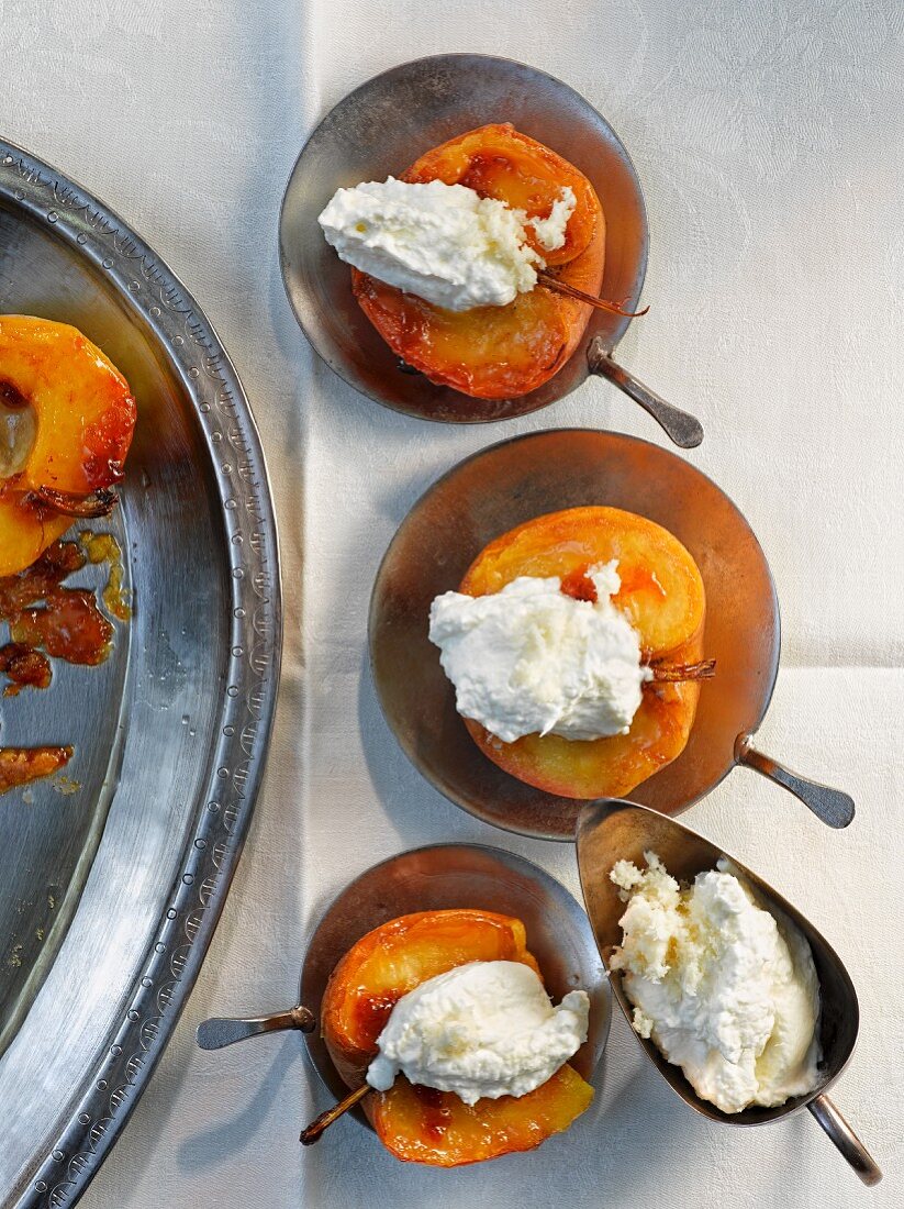 Baked apples with horseradish cream